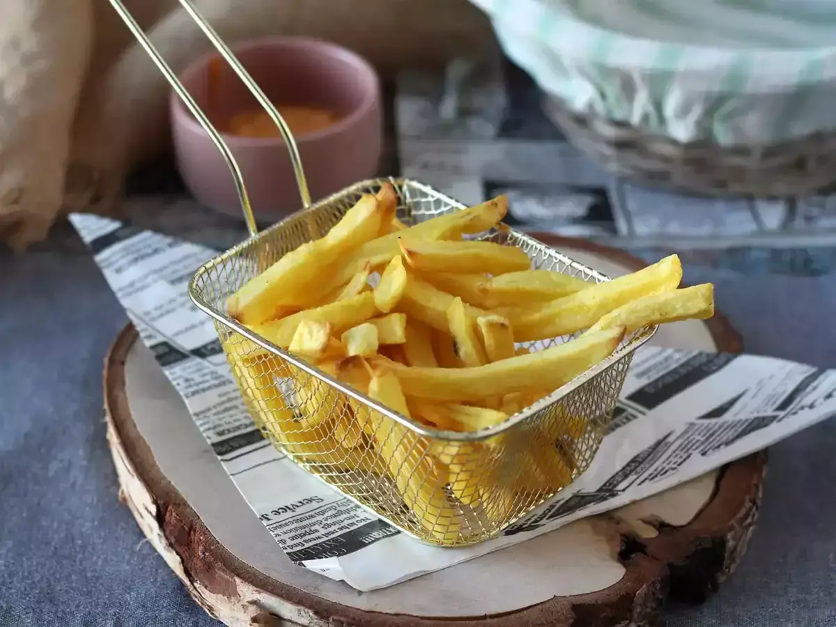 Chrupiące mrożone frytki z patelni? Mój przepis bez frytkownicy!